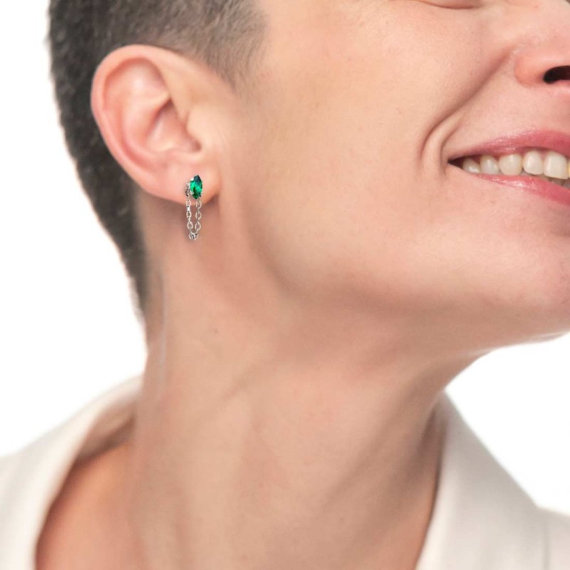 Orecchino a lobo con zircone e catena cross