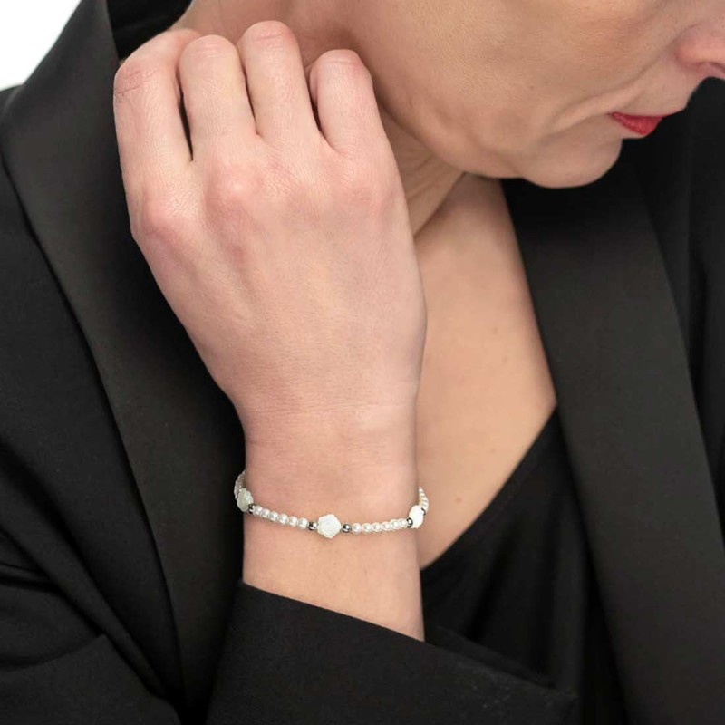 S.S. BR PEARL CHAIN WITH MOP ROSES SHAPE S.steel bracelet with white round pearls 4/4,30 mm diameter, alternated  with mother of S.S. BR PEARL CHAIN WITH MOP ROSES SHAPE S.steel bracelet with white round pearls 4/4,30 mm diameter, alternated  with mother of
