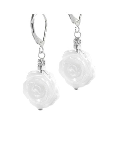 Orecchini pendenti con rosa in madreperla Orecchini pendenti con rosa in madreperla