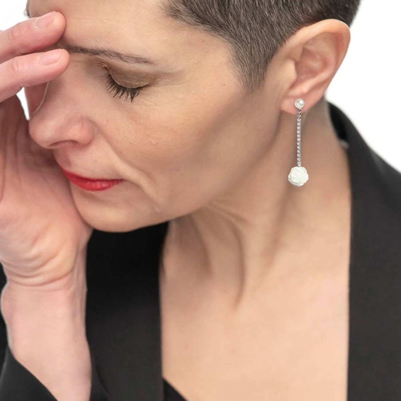 Orecchini pendenti tennis con rosa in madreperla