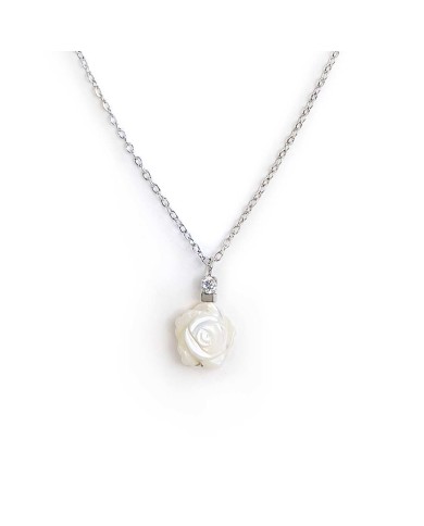 Collana con rosa in madreperla Collana con rosa in madreperla