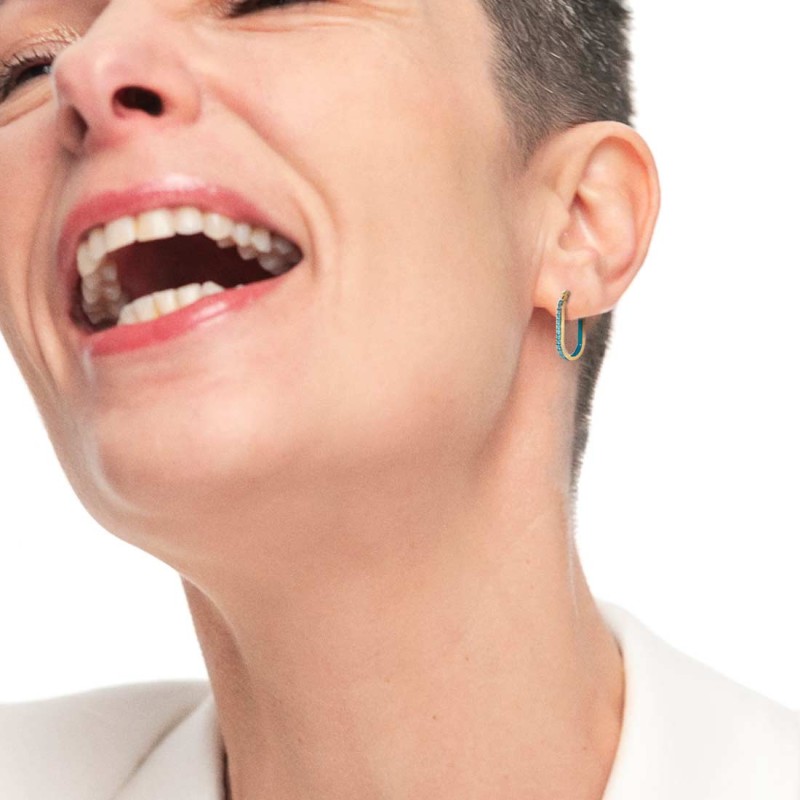 Orecchino ovale con zirconi e smalto