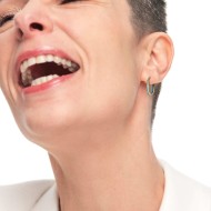 Orecchino ovale con zirconi e smalto