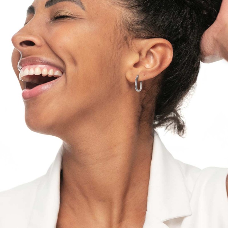 Orecchino ovale con zirconi e smalto