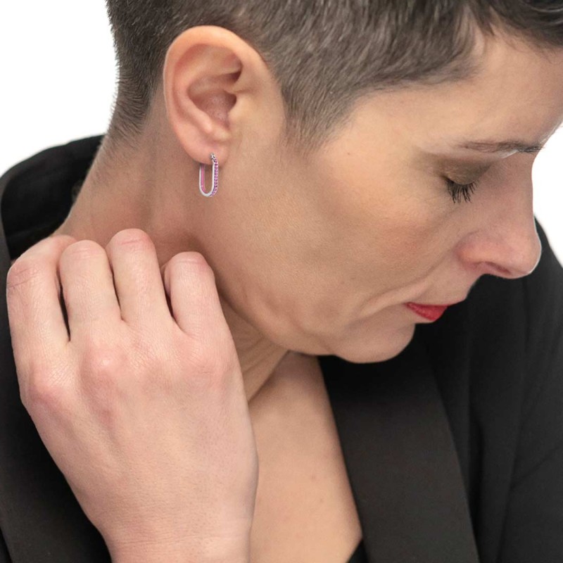 Orecchino ovale con zirconi e smalto