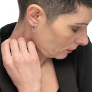 Orecchino ovale con zirconi e smalto