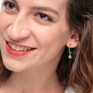 Orecchino a cerchio conchiglia con perla e perline turchesi