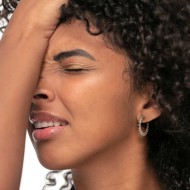 Orecchino a cerchio con catena grumetta e sfere Orecchino a cerchio con catena grumetta e sfere