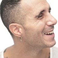 Orecchino a cerchio con zirconi con croce pendente con zirconi Orecchino a cerchio con zirconi con croce pendente con zirconi