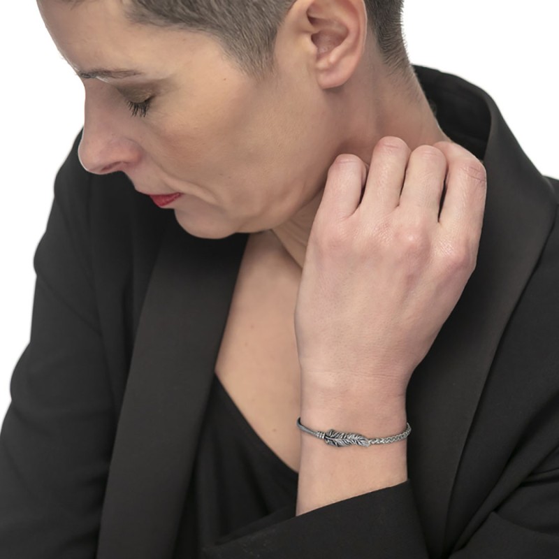 S.STEEL BR WITH FEATHER S.steel bracelet with round snake chain 2,30 mm diameter and sonaglio chain 3 mm width. On the center s.