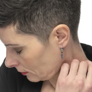 Orecchino a cerchio con sfera e piuma pendente Orecchino a cerchio con sfera e piuma pendente