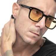 Orecchino a cerchio con sfera e piuma pendente