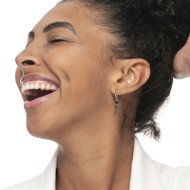 Orecchino a cerchio con sfera e piuma pendente