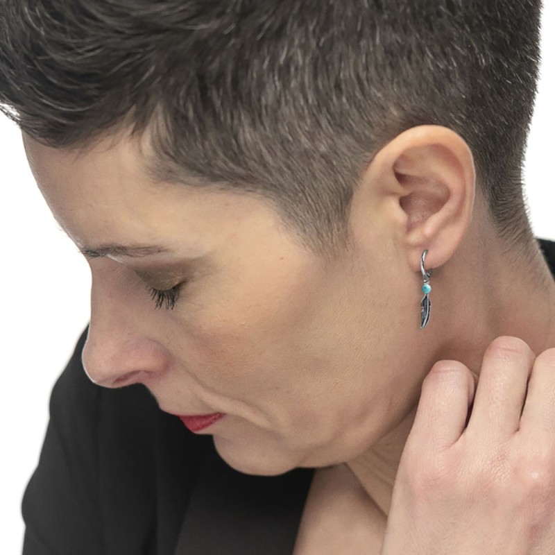 Orecchino a cerchio con sfera e piuma pendente Orecchino a cerchio con sfera e piuma pendente