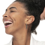 Orecchino a cerchio con sfera e piuma pendente Orecchino a cerchio con sfera e piuma pendente