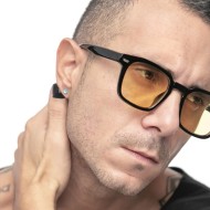 Orecchino a lobo con sfera Orecchino a lobo con sfera