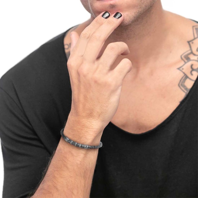 Bracciale con dischetti di pietra lavica e anellini in acciaio centrali Bracciale con dischetti di pietra lavica e anellini in acciaio centrali