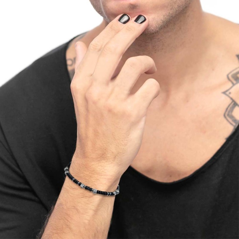 Bracciale con dischetti di onice nera e pietra lavica e anellini in acciaio Bracciale con dischetti di onice nera e pietra lavica e anellini in acciaio