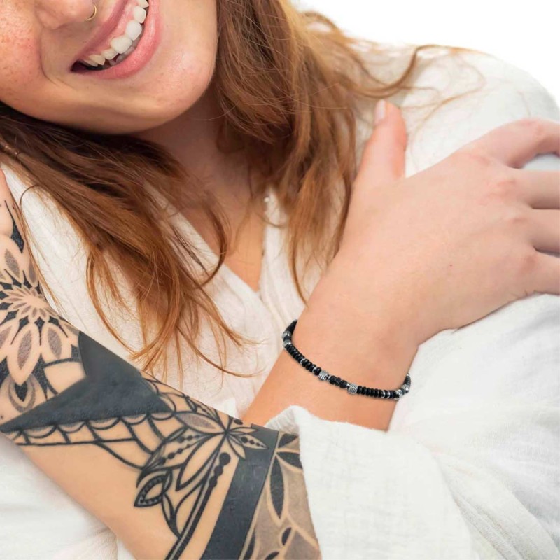 Bracciale con dischetti di onice nera e pietra lavica e anellini in acciaio Bracciale con dischetti di onice nera e pietra lavica e anellini in acciaio