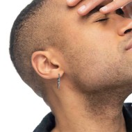 Orecchino a cerchio con corno pendente