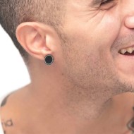 Orecchino a lobo tondo centro smalto nero con bordo trama puntinata Orecchino a lobo tondo centro smalto nero con bordo trama puntinata