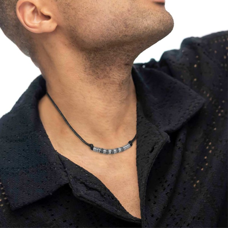 Collana cordino strobel elementi in acciaio con trama puntinata in black oil