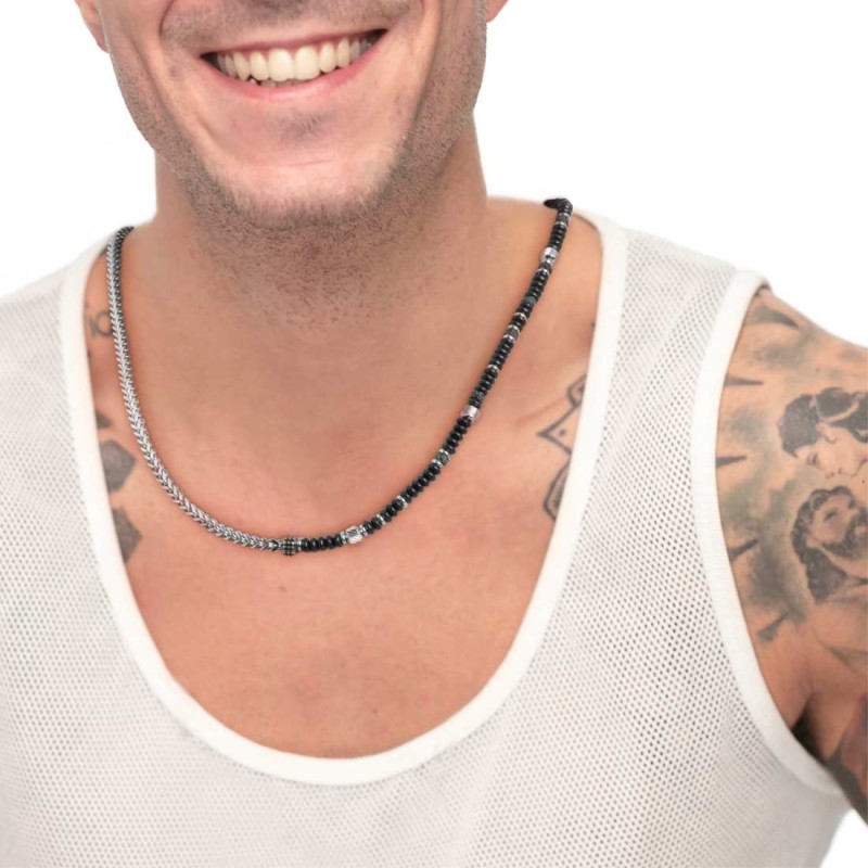 Collana catena fish bone con dischetti di onice nera e pietra lavica Collana catena fish bone con dischetti di onice nera e pietra lavica