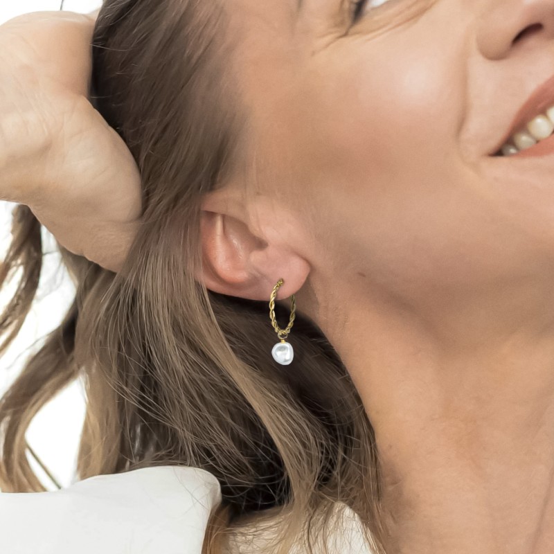 OR ACC MONO CERCHIO RITORTO D2,7CM CON PERLA IRR. PEND OR ACC MONO CERCHIO RITORTO D2,7CM CON PERLA IRR. PEND