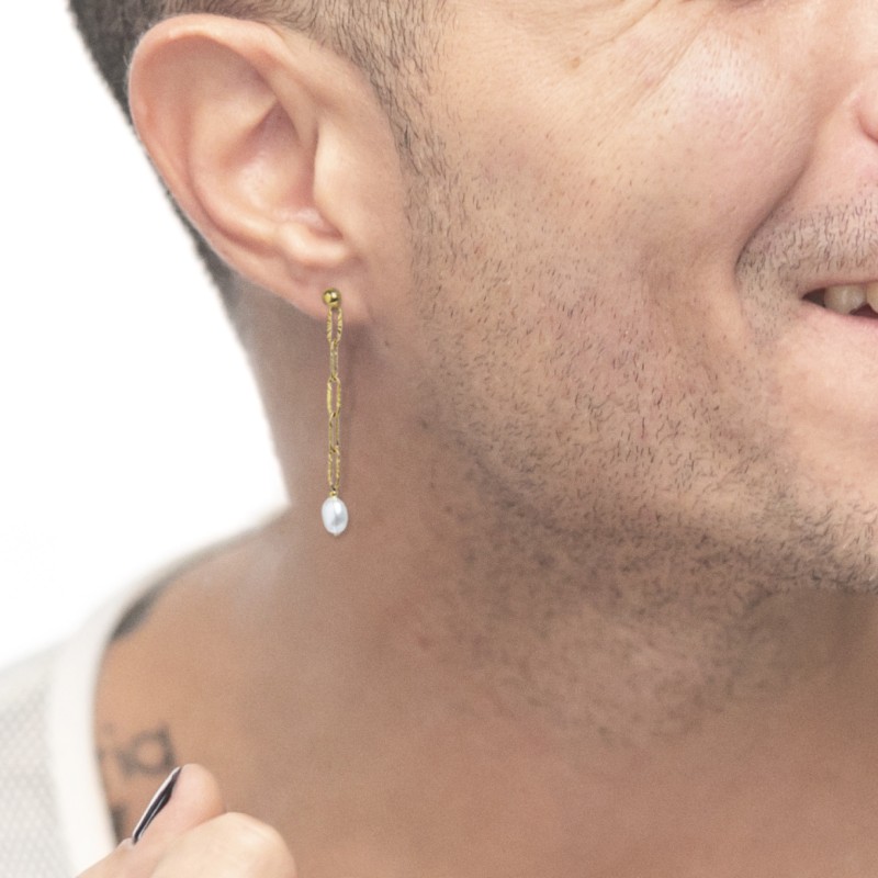 Orecchino pendente con catena e perla irregolare Orecchino pendente con catena e perla irregolare