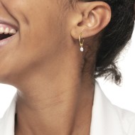 Orecchino a cerchio con perla ovale pendente Orecchino a cerchio con perla ovale pendente