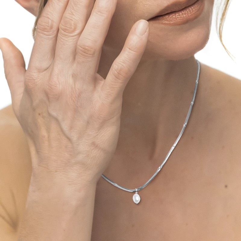 Collana catena snake con perla ovale pendente centrale Collana catena snake con perla ovale pendente centrale