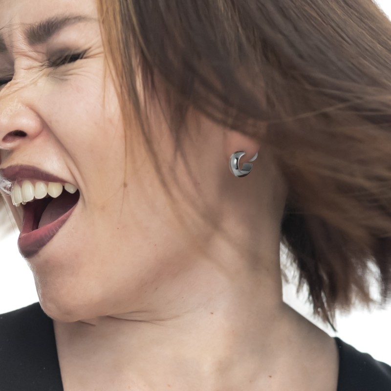 Orecchino a lobo a cerchietto 1,8cm con chiusura perla Orecchino a lobo a cerchietto 1,8cm con chiusura perla