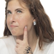 Orecchino a lobo quadrato irregolare