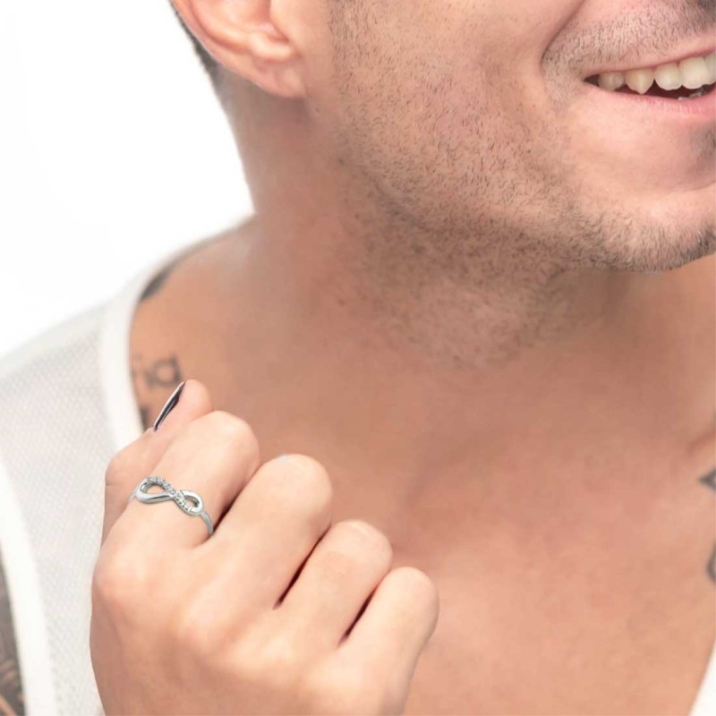 Anello infinito con zirconi bianchi