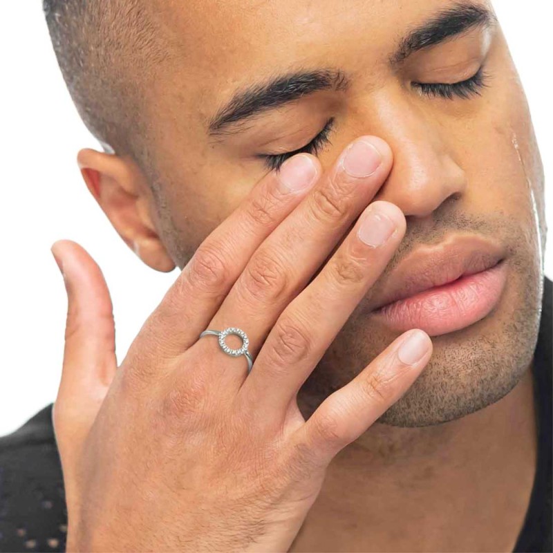 Anello cerchio con zirconi bianchi