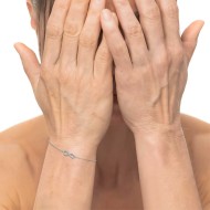 Bracciale infinito con zirconi bianchi Bracciale infinito con zirconi bianchi