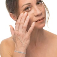 Bracciale rigido infinito con zirconi bianchi