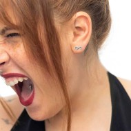 Orecchino a lobo infinito con zirconi bianchi