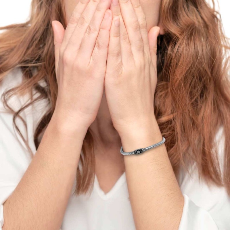 Bracciale con zircone nero centrale e bracciale con perle Bracciale con zircone nero centrale e bracciale con perle