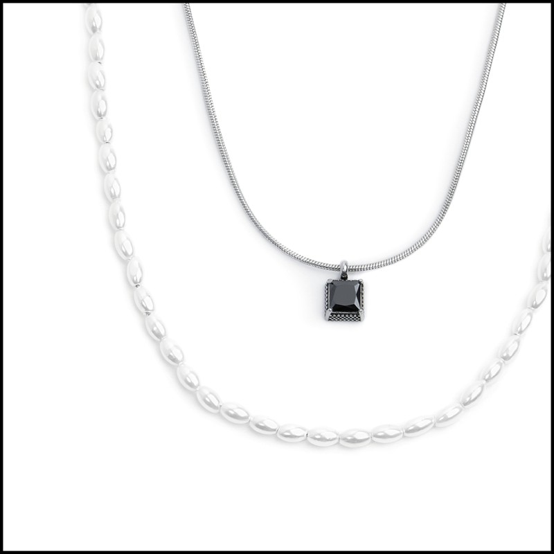 Collana con zircone nero e collana con perle Collana con zircone nero e collana con perle