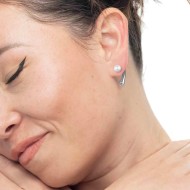 Orecchino a lobo goccia 2,2 cm con chiusura perla Orecchino a lobo goccia 2,2 cm con chiusura perla