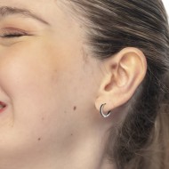 S.S. SINGLE ROUND WITH DOTS TEXTURE S.steel single round earring 15,15 mm diameter with mat black oil dots texture. Thickness 2,