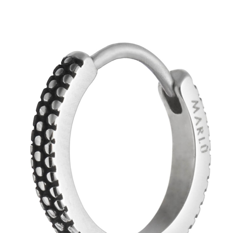 S.S. SINGLE ROUND WITH DOTS TEXTURE S.steel single round earring 15,15 mm diameter with mat black oil dots texture. Thickness 2,