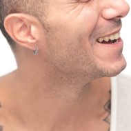 Orecchino a cerchio 1,7 cm con zirconi Orecchino a cerchio 1,7 cm con zirconi