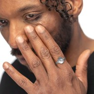 Anello con bottone martellato