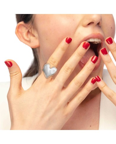 Anello doppia fascia con cuore irregolare martellato Anello doppia fascia con cuore irregolare martellato