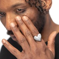 Anello doppia fascia con cuore irregolare martellato Anello doppia fascia con cuore irregolare martellato