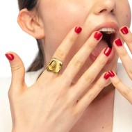 Anello doppia fascia con quadrato irregolare martellato Anello doppia fascia con quadrato irregolare martellato