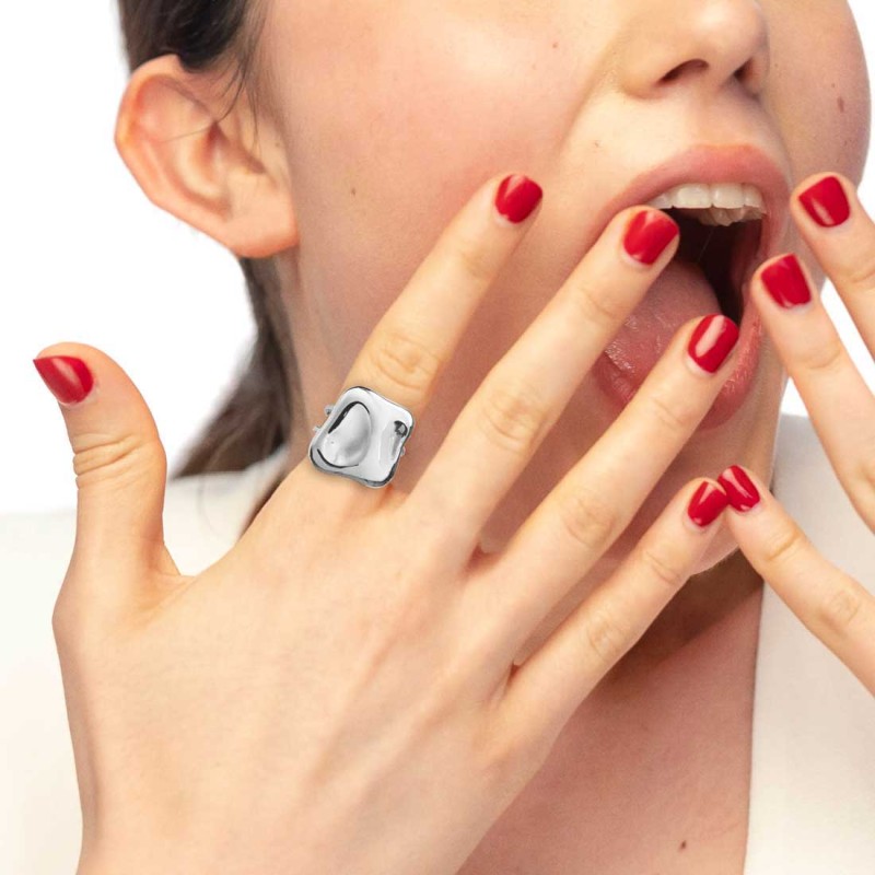 Anello doppia fascia con quadrato irregolare martellato Anello doppia fascia con quadrato irregolare martellato