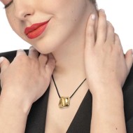 Collana cordino con pendente quadrato irregolare martellato Collana cordino con pendente quadrato irregolare martellato